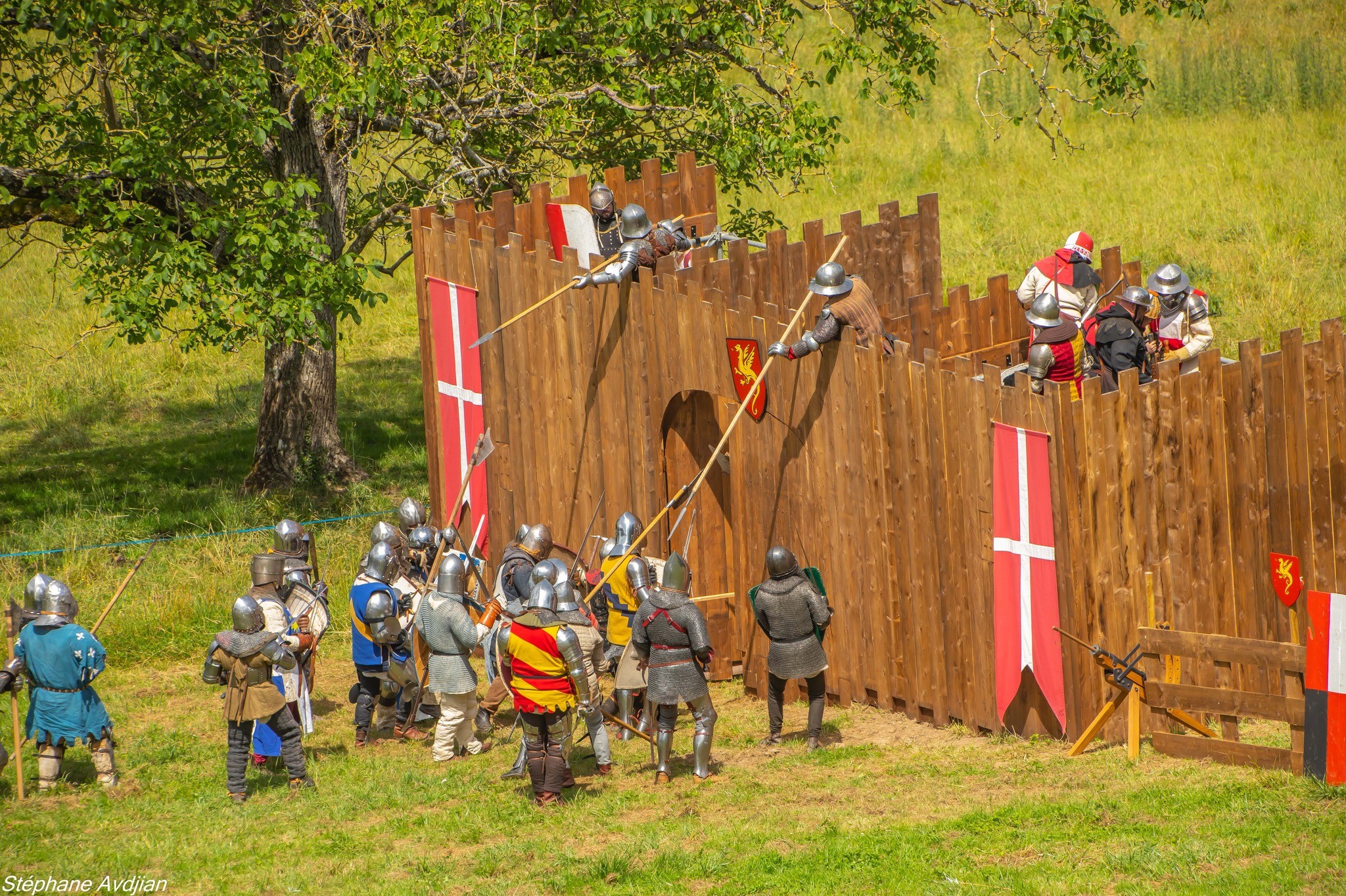 Sire Sephi ouvrant la porte de Pérouges